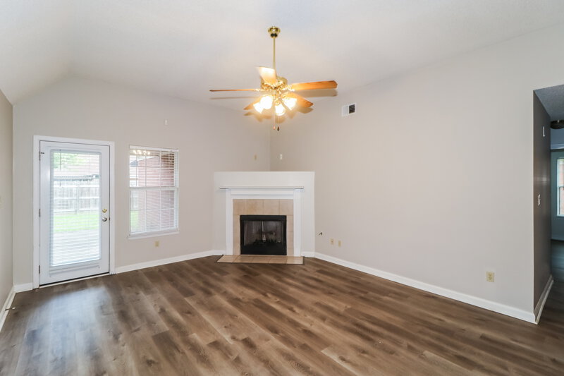 1,850/Mo, 5892 Alexandria Ln Southaven, MS 38671 Living Room View 2