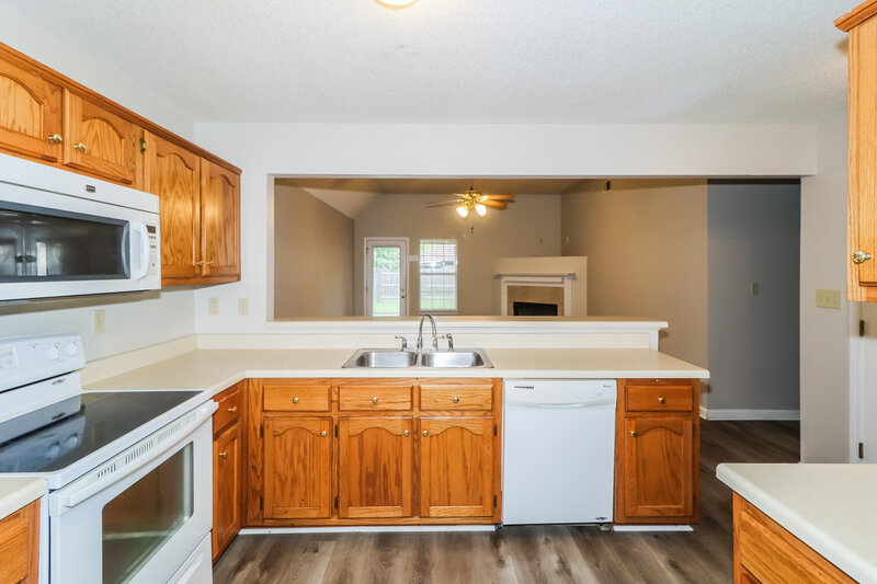 1,850/Mo, 5892 Alexandria Ln Southaven, MS 38671 Kitchen View 2