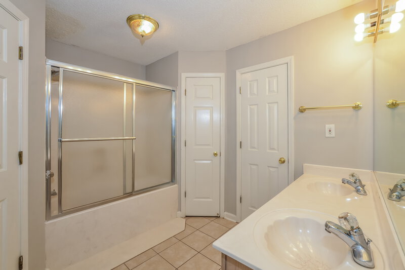 1,775/Mo, 6967 Naples Dr Cordova, TN 38018 Main Bathroom View