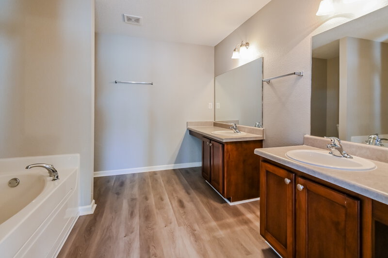 1,745/Mo, 10048 Chariden Dr Cordova, TN 38016 Main Bathroom View