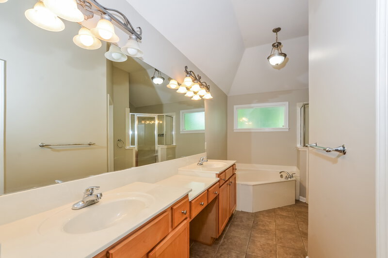1,925/Mo, 5837 Stonewall Dr Olive Branch, MS 38654 Main Bathroom View