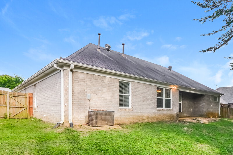 1,925/Mo, 5837 Stonewall Dr Olive Branch, MS 38654 Rear View 2