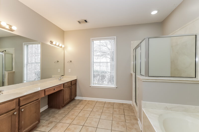 2,360/Mo, 10221 Carly Dr Lakeland, TN 38002 Main Bathroom View