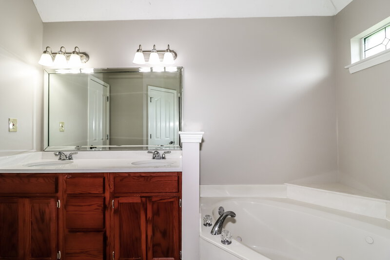 1,815/Mo, 4237 Ravenwood Park W Horn Lake, MS 38637 Main Bathroom View