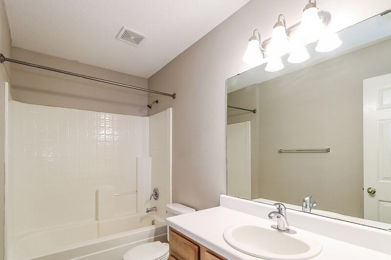 2,630/Mo, 70 Oakland Woods Cv Oakland, TN 38060 Bathroom View