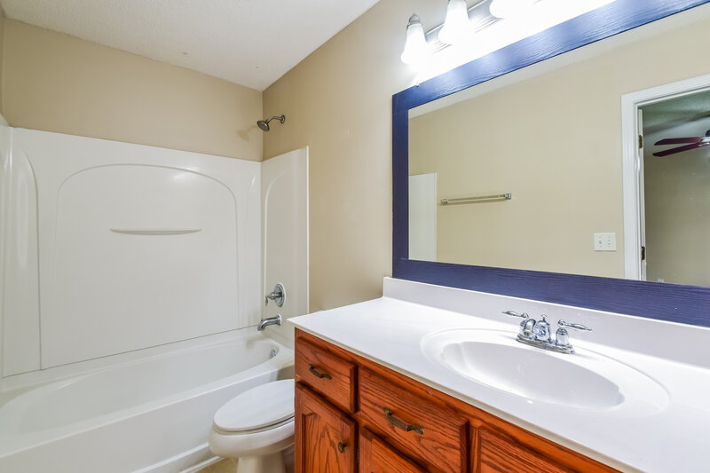 1,765/Mo, 8035 Park Pike Dr Southaven, MS 38671 Main Bathroom View