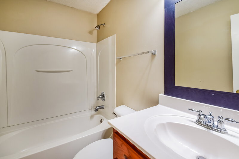 1,765/Mo, 8035 Park Pike Dr Southaven, MS 38671 Bathroom View
