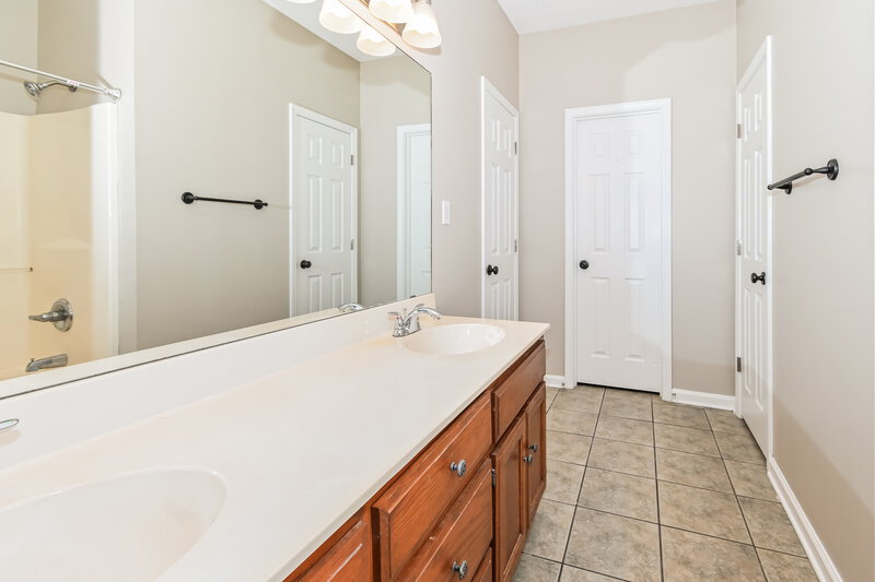 1,930/Mo, 1325 Pendulum Dr N Hernando, MS 38632 Main Bathroom View