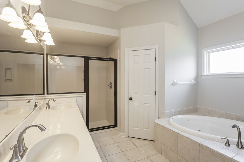 3,760/Mo, 7066 Windswept Ln Olive Branch, MS 38654 Main Bathroom View