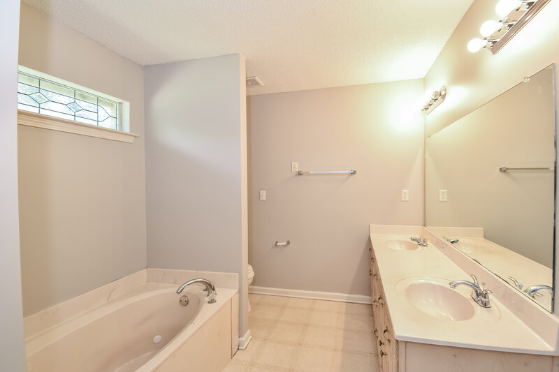 1,675/Mo, 10746 Pecan Vw Dr Olive Branch, MS 38654 Main Bathroom View