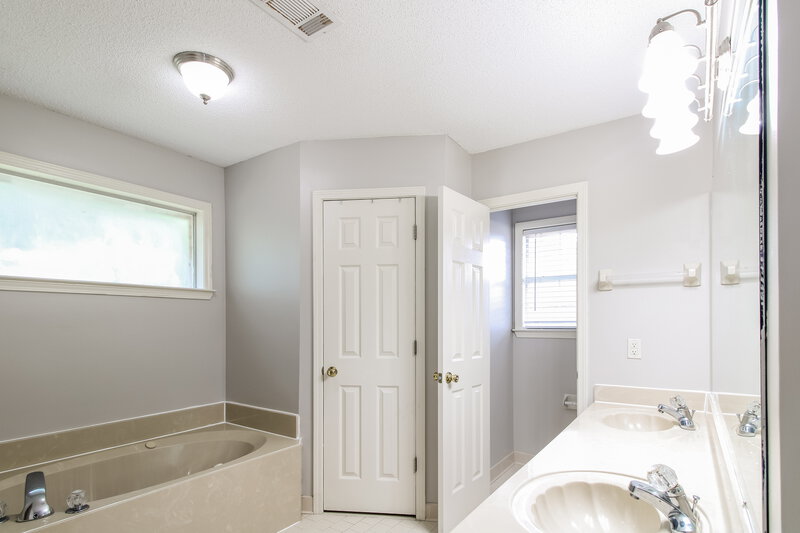 2,740/Mo, 6316 Fairway Wood Cv Bartlett, TN 38135 Main Bathroom View