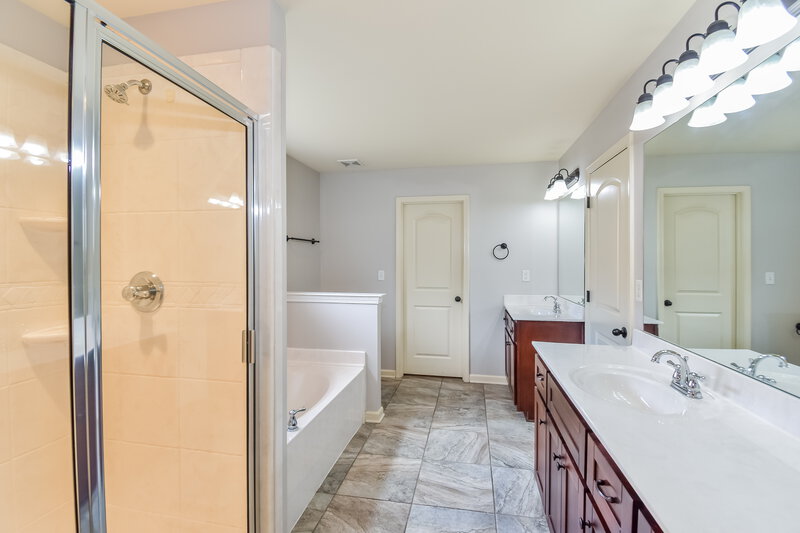 1,910/Mo, 2665 Cherry Tree Dr Southaven, MS 38672 Main Bathroom View