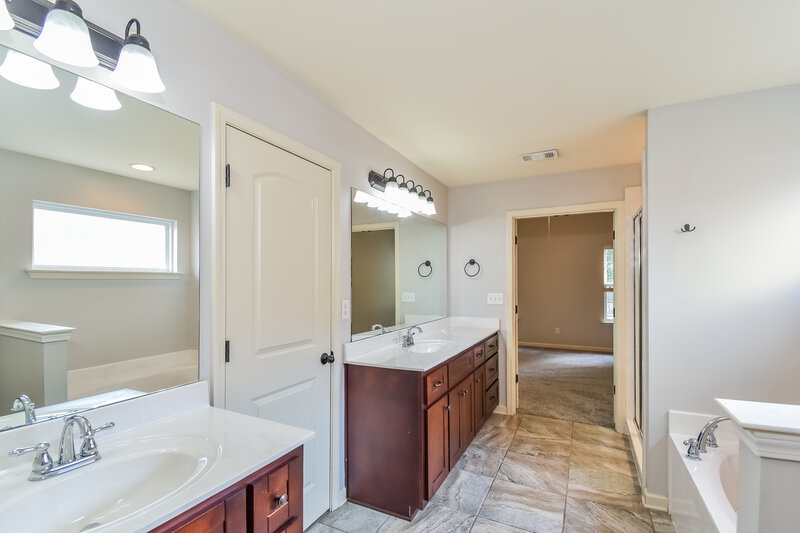 1,910/Mo, 2665 Cherry Tree Dr Southaven, MS 38672 Main Bathroom View 2
