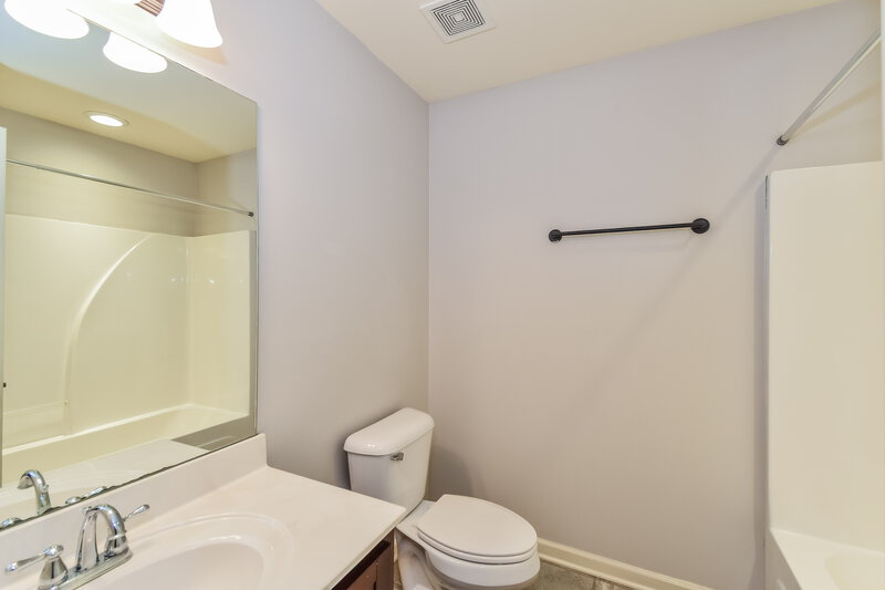1,910/Mo, 2665 Cherry Tree Dr Southaven, MS 38672 Bathroom View