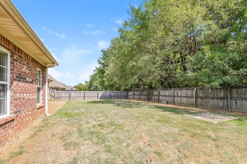 1,910/Mo, 2665 Cherry Tree Dr Southaven, MS 38672 Backyard View