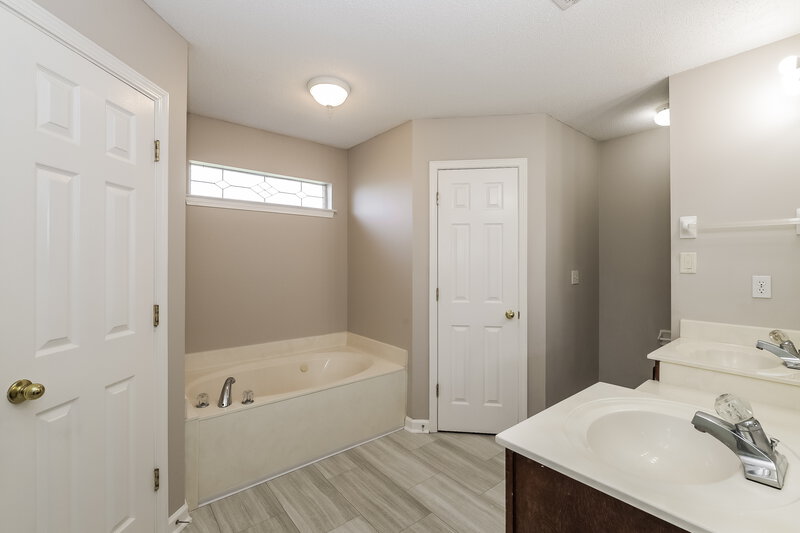 3,060/Mo, 2848 Rutherford Dr Southaven, MS 38672 Main Bathroom View