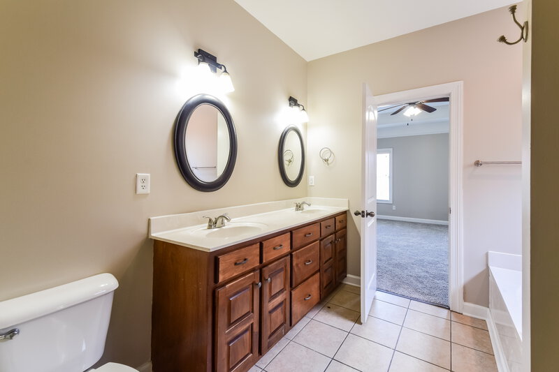 2,220/Mo, 4378 Bloombury St Southaven, MS 38672 Main Bathroom View