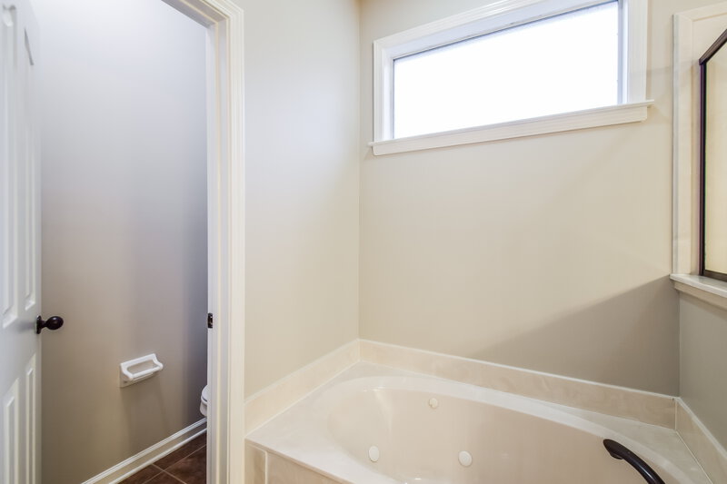 2,305/Mo, 4960 Bending Creek Cv Arlington, TN 38002 Main Bathroom View