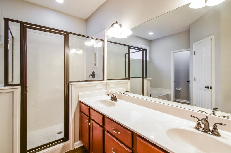 2,305/Mo, 4960 Bending Creek Cv Arlington, TN 38002 Main Bathroom View 2