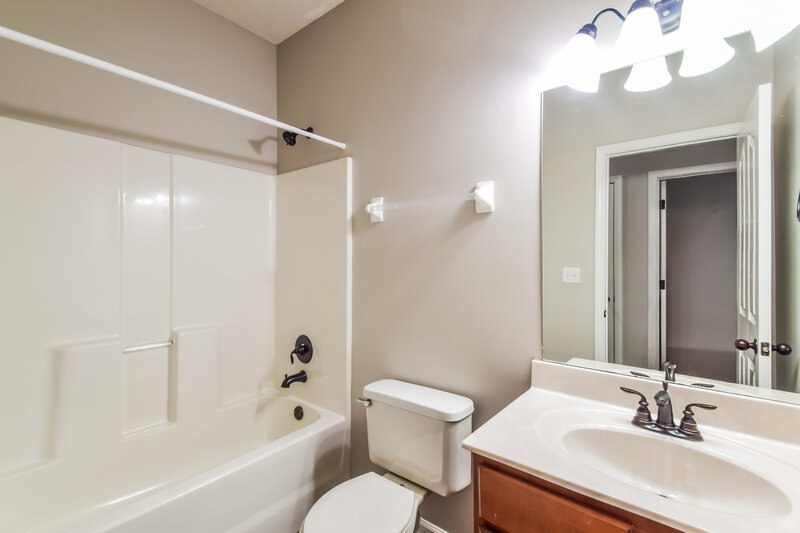 2,305/Mo, 4960 Bending Creek Cv Arlington, TN 38002 Bathroom View