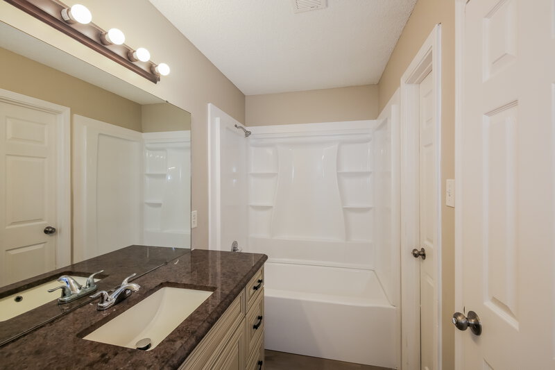 1,885/Mo, 9823 Dogwood Ct E Olive Branch, MS 38654 Main Bathroom View