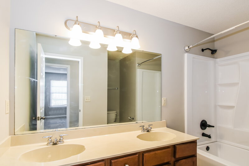 2,030/Mo, 9287 Loganberry Ln Cordova, TN 38016 Bathroom View 2