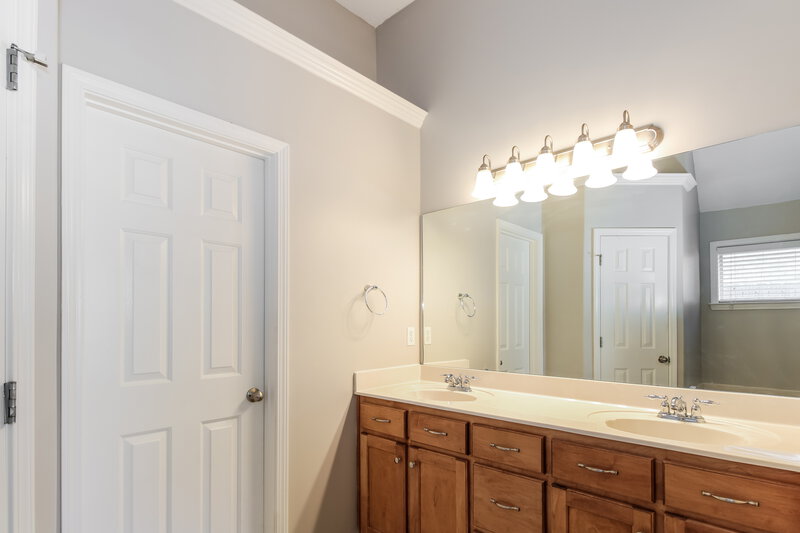 2,175/Mo, 8785 Oak Grove Blvd Olive Branch, MS 38654 Main Bathroom View