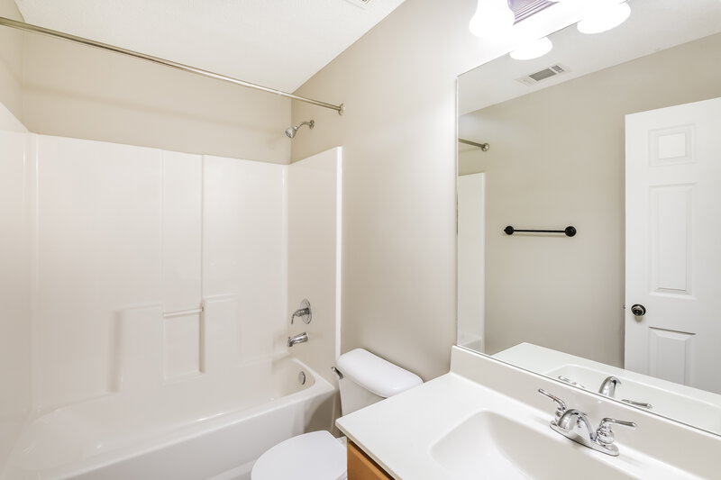 1,825/Mo, 355 Village Dr Oakland, TN 38060 Bathroom View