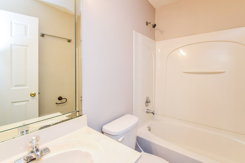 1,755/Mo, 8363 Cross Point Dr Olive Branch, MS 38654 Main Bathroom View