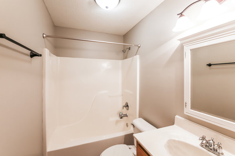 2,050/Mo, 5704 Deer Ridge Dr Southaven, MS 38672 Bathroom View