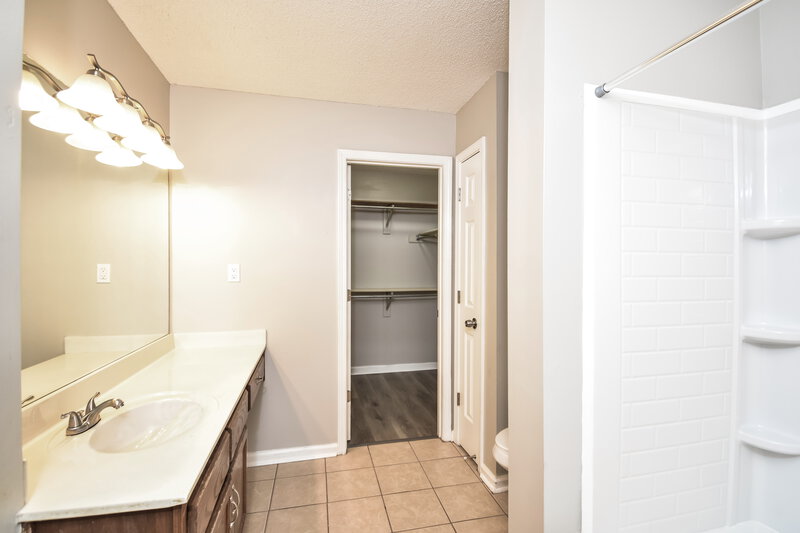 1,425/Mo, 7061 Foxhall Dr Horn Lake, MS 38637 Main Bathroom View