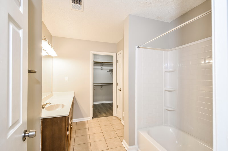 1,425/Mo, 7061 Foxhall Dr Horn Lake, MS 38637 Main Bathroom View 2