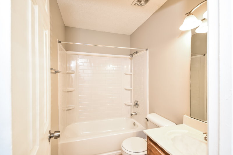 1,425/Mo, 7061 Foxhall Dr Horn Lake, MS 38637 Bathroom View