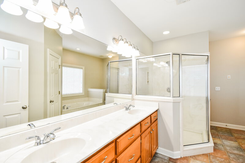 1,930/Mo, 2746 Lizzie Cv Southaven, MS 38672 Main Bathroom View