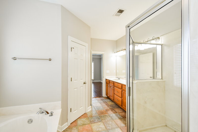 1,930/Mo, 2746 Lizzie Cv Southaven, MS 38672 Main Bathroom View 2