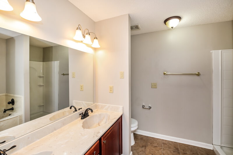 2,220/Mo, 1109 McGowan Dr Southaven, MS 38671 Main Bathroom View