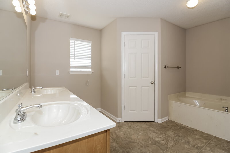 1,760/Mo, 1839 Roy Dr Southaven, MS 38671 Main Bathroom View