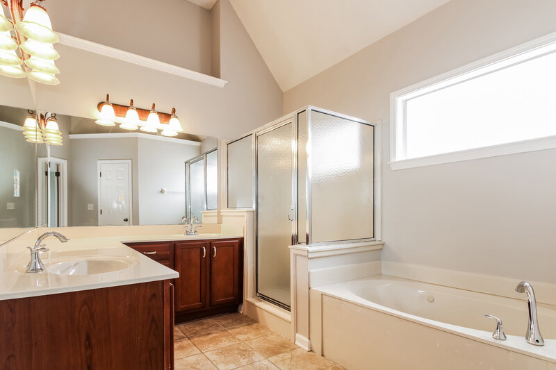 2,270/Mo, 5327 Brookwater Cv S Memphis, TN 38125 Main Bathroom View