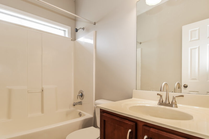 2,270/Mo, 5327 Brookwater Cv S Memphis, TN 38125 Bathroom View