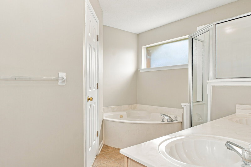 2,435/Mo, 11195 Cashmere Wood Dr Arlington, TN 38002 Primary Bathroom View