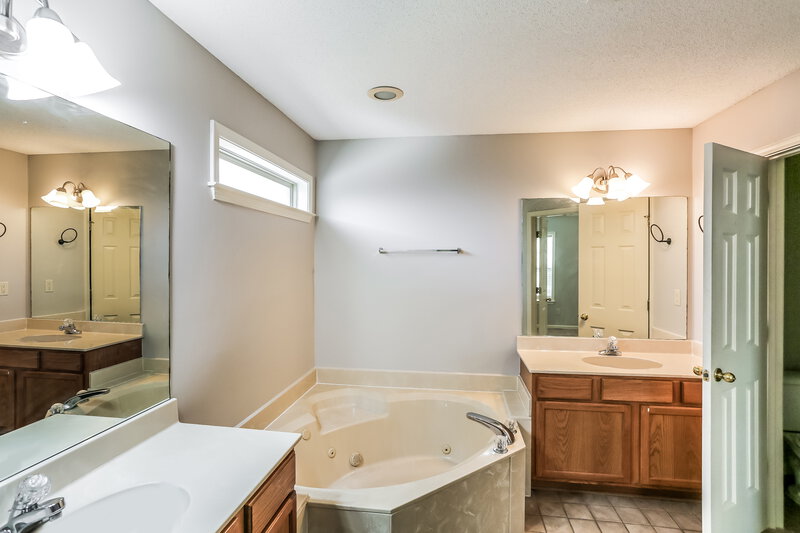 2,050/Mo, 9261 Speerberry Ln Cordova, TN 38016 Main Bathroom View