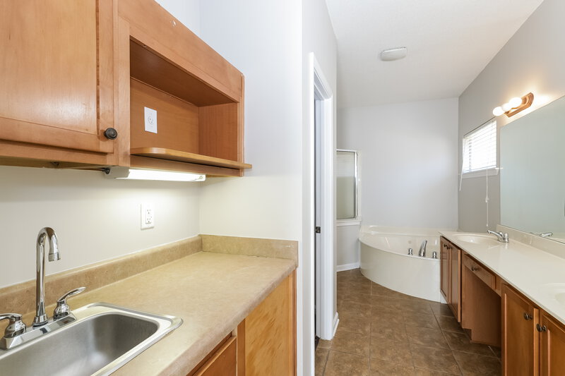 1,740/Mo, 7962 Parkmont Dr Memphis, TN 38125 Main Bathroom View