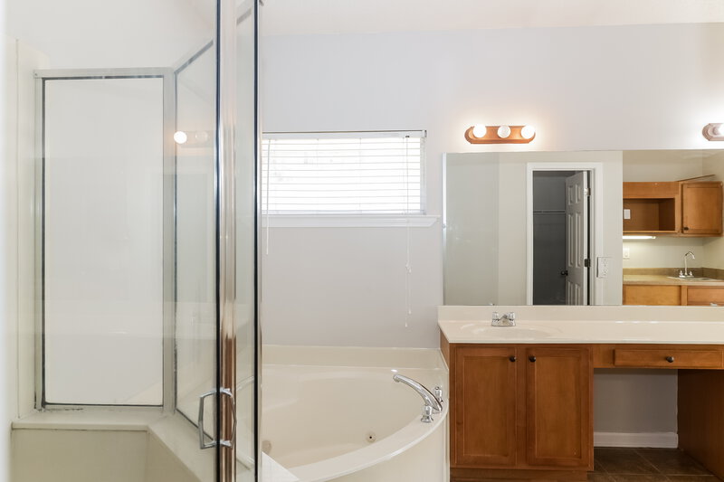 1,740/Mo, 7962 Parkmont Dr Memphis, TN 38125 Main Bathroom View 2