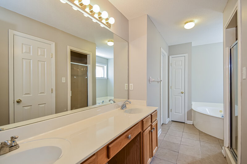 1,780/Mo, 7436 Bakers Glenn Ln Cordova, TN 38018 Main Bathroom View