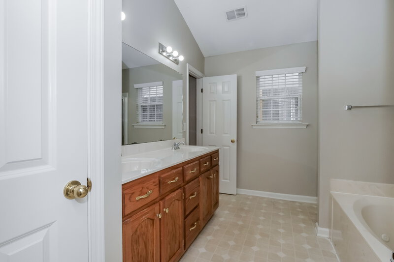 1,575/Mo, 2743 Longshadow Ln Cordova, TN 38016 Main Bathroom View
