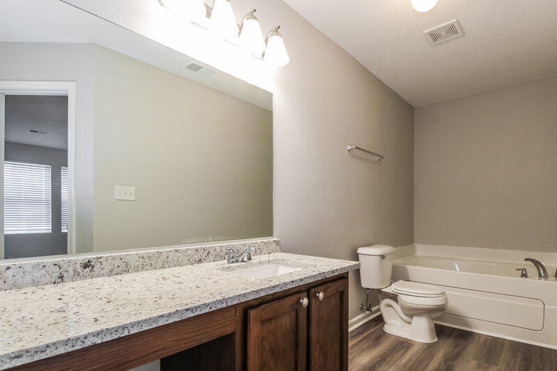 1,945/Mo, 9965 Branley Oak Dr Cordova, TN 38016 Main Bathroom View