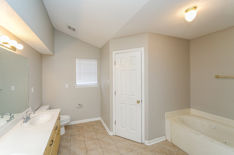 1,610/Mo, 4046 Rosebury Ln Horn Lake, MS 38637 Main Bathroom View