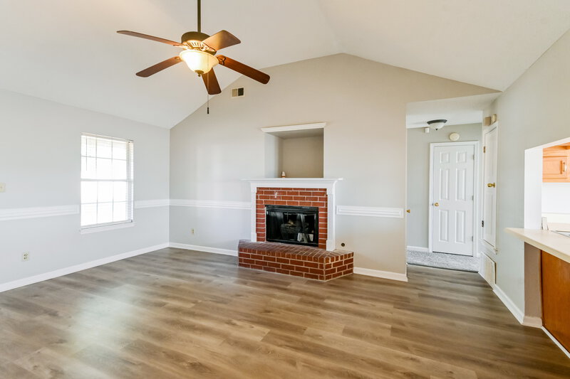 2,330/Mo, 4185 Shadow Oaks Dr Horn Lake, MS 38637 Living Room View