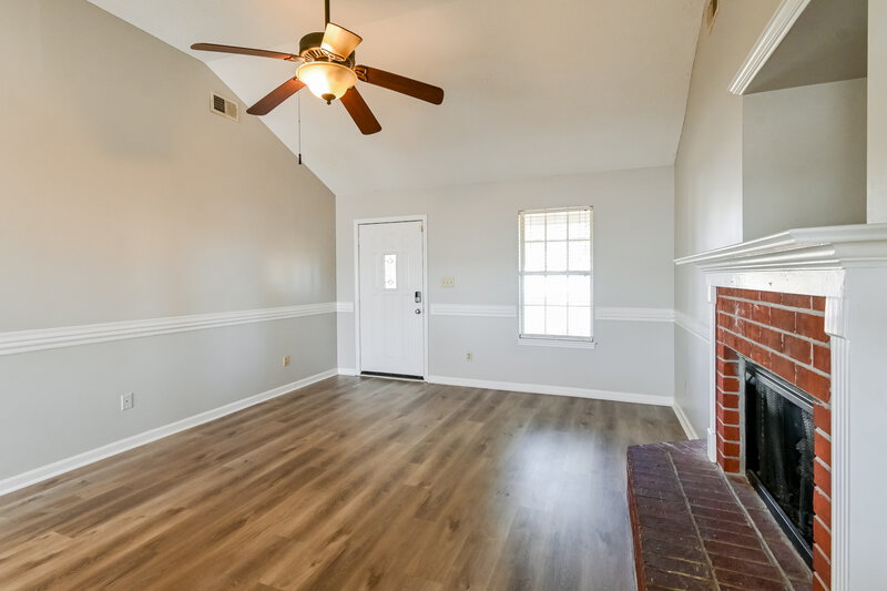 2,330/Mo, 4185 Shadow Oaks Dr Horn Lake, MS 38637 Living Room View 2