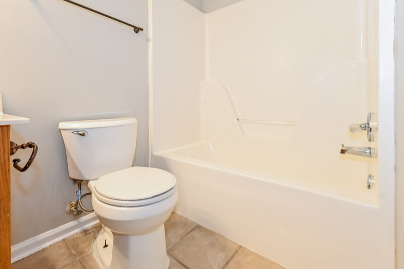 2,330/Mo, 4185 Shadow Oaks Dr Horn Lake, MS 38637 Bathroom View